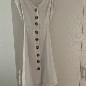 Nakd klänning  - Jättefin klänning i linne från nakd. Aldrig använd pga för stor för mig! Perfekt till midsommar eller skolavslutningar i vår! 