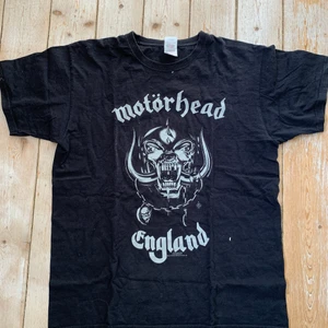 Motörhead tee  - Size L, lite kortare än vanlig L då nån har klippt den i nerkant. Trycket är lite coolt och glittrigt.