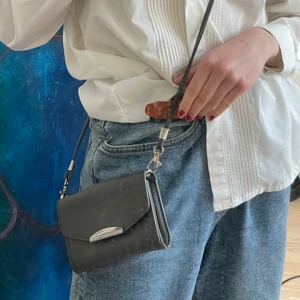 Grön liten handväska - Grön trendig liten väska. Superbra basic att ha. Ganska långt band så den hänger på höften. Bandet är 120 cm. Väskan är ca 16x11 cm. Säljer då den inte kommer till användning 