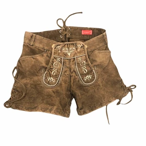 fairy shorts - så fina och unika detaljer! älskar snörningarna på sidorna och baksidan!!!! och broderingen 😭🧝‍♀️🧚‍♀️🧚‍♀️beställde de här shortsen för ganska mycket pengar men tyvärr va de för små för mig😭😭 storlek 32 från märket krüger (som gör tyska folkdräkter) och nypris är ca 1500. men eftersom jag köpte de använda o vill bli av med dom, så säljer jag dom billigt! midjemått 80cm som störts men kan knytas åt och bli mindre