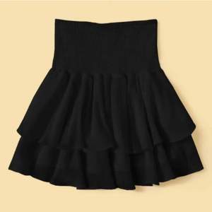 Jätte fin volang kjol, knappt använd så jätte fint skick. Säljer pågrund av att jag har en liknande och behöver inte två. 💕 120+frakt