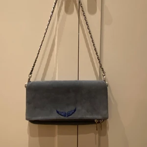 Zadig väska - Zadig rock suede bag i blå mocka. Den är inte mycket använd, har inte några defekter. Den får plats med mycket saker. Kommer med två olika kedjor en kort som syns på bilden och en lång. 