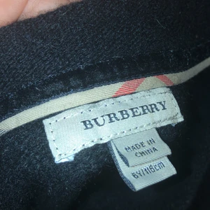  Snygg att ta med en vit tröja under  -  En burberry tröja med bolliga armar 
