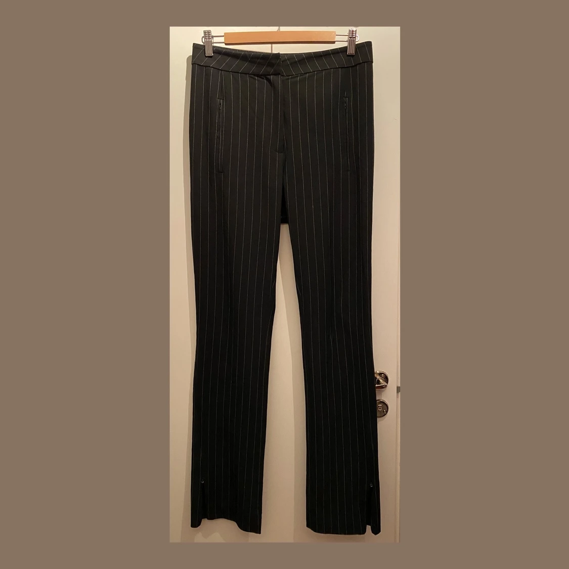 Kritstrecksrandiga kostymbyxor 