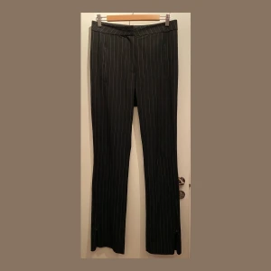 Kritstrecksrandiga kostymbyxor  - Kritstrecksrandiga kostymbyxor från Weekday! Slits längst ner på benet med en liten dragkedja :) inga fickor på rumpan.