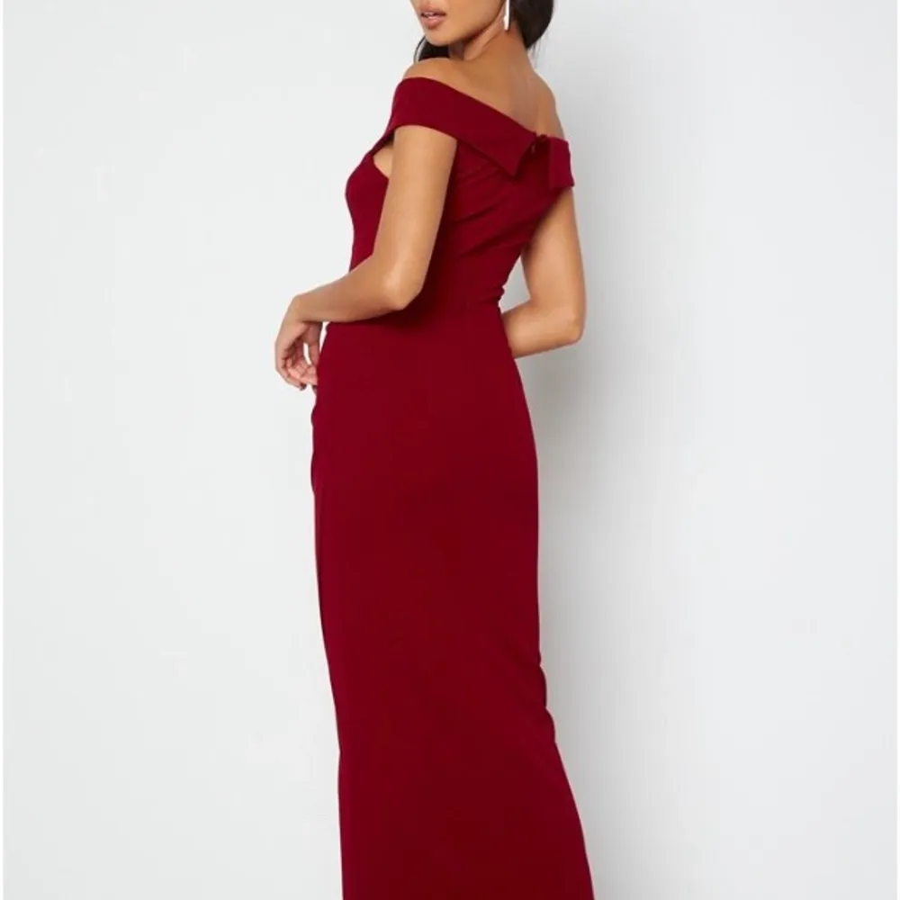 Röd bal/festklänning, endast använd en gång.  Info om klänningen: - Stretchigt material - Avskärning i midjan - Dold ryggdragkedja. Klänningar.