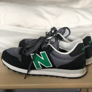 New Balance 500 - Säljer dessa supersnygga New Balance sneakers som tyvärr inte kommer till användning då dom är lite för stora för mig. De är i superbra skick och bara använda ett fåtal gånger 😊 skriv gärna för fler bilder eller frågor 🤩 köparen står för frakt 