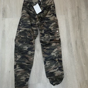 Byxor - Byxor ifrån madlady, helt nya och lappen sitter kvar. Köparen står för frakt