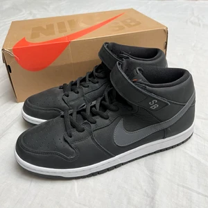 Nike sb dunk mid ”orange label” - Nike sb dunk mid, dem har en clean colorway som passar till de mesta. Dem är provade men skicket är som om dem skulle vara helt nya :)                                                                                      Skick: 9/10