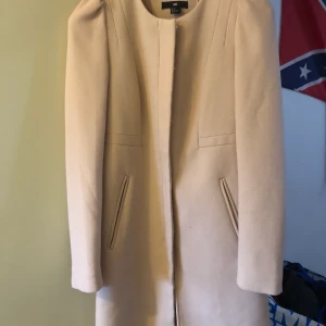 Ljus rosa kappa - Ljus rosa kappa med fickor utvändig men också en på insidan. Använt den en gång då den är för stor för mig.