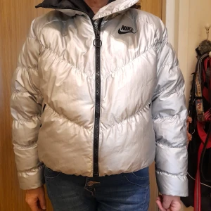 Nike dunjacka strl S - Säljer en i stort sett en oanvänd Nikejacka i kortare modell. Nypris 2049 kr. Mitt pris endast 400 kr.                                          Endast swish. Jag går personligen i god för att alla mina varor är fräscha och i mycket bra skick. Vid försäljning fotar jag paketet och skickar som kvitto till dig på mess så du ser att det är postat.