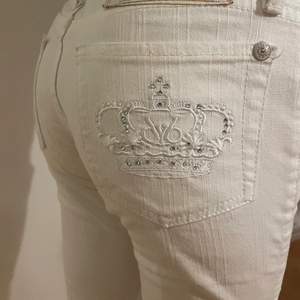 Säljer min mammas gamla vintage Rock Republic jeans av Victoria Beckham🎸⚡️ Väldigt fina lowwaist jeans, lite små i storleken men är i bra skick!💕                                                              Skriv gärna för fler bilder.