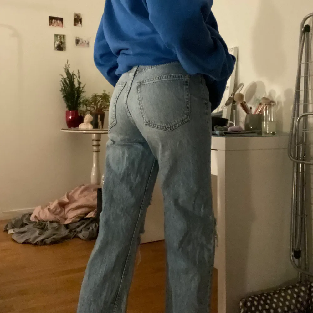 blåa jeans från Ginatricot, mer blåa än vad som syns på bilden. säljer för att de blivit något korta. ganska välanvända men syns inte så mkt tycker jag. frakt tillkommer 📦. Jeans & Byxor.