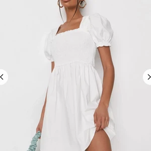 Student/ sommarklänning  - Säljer denna superfina klänningen från missguided! Storlek 40, Oanvänd, endast testad⭐️  Passar perfekt för student eller bara väldigt fin till sommaren🌷 Säljer för 250kr + frakt (pris går att diskuteras)!