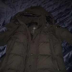 Canada goose black label storlek S/M - Jackan är 3 månader gammal och passar väldigt bra för män med storleken S/M 
