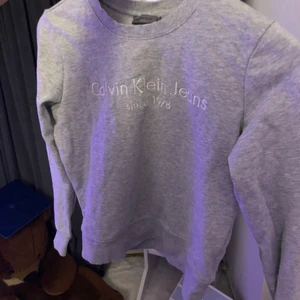 Calvin Klein sweatshirt - Säljer min Calvin Klein sweatshirt som är köpt på johnells för ett tag sen, använd ett fåtal gånger så den är i ganska bra skick🤍🤍