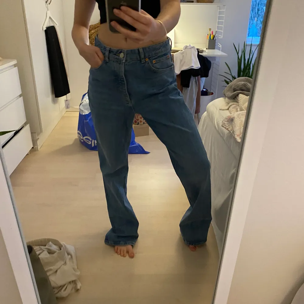 Jeans ifrån zara! Lappen bortklippt inuti men skulle säga att de är i storlek 38 då de är lite stora för mig som brukar ha 36❣️🌈💓🙂 är 170🌈💕💗💓. Jeans & Byxor.