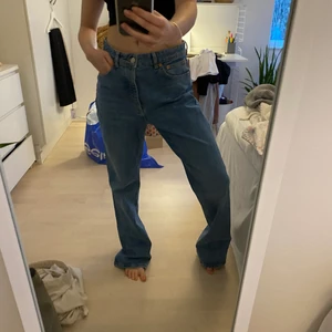 Zara jeans - Jeans ifrån zara! Lappen bortklippt inuti men skulle säga att de är i storlek 38 då de är lite stora för mig som brukar ha 36❣️🌈💓🙂 är 170🌈💕💗💓