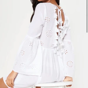 Vit klänning - Jättefin klänning, aldrig använt. Lappen är kvar. Säljer pga att jag har hittat en annan klänning och denna går inte att skicka tillbaka.