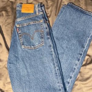 Ribcage Straight Levis jeans (mörkblå) - RIBCAGE STRAIGHT Levis jeans i mörkblå storlek W24 L27, använda fåtal gånger och är i mycket bra skick                             (Nypris ca 1250kr) mitt pris 450kr +frakt 