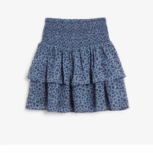 Jätte fin kjol💕 - En jätte fin kjol! Den är knappt använd därav är den i jätte bra skick. Jätte snygg nu till sommaren!! Den är i strl 170 som motsvarar xs-m💕