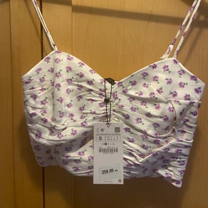 Blommig topp i satin - Perfekt sommar topp i satin med blommor på! Helt oanvänd från zara då den var för liten och glömde skicka tillbaka. Slutsåld på hemsidan