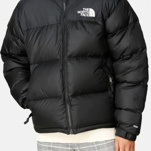 North face nuptse 1996 - INTRESSEKOLL!! Nu gör jag en intressekoll på min The North Face nuptse jacka då jag känner att den inte riktigt kommer att komma till användning längre. Jackan är i väldigt bra skick och är endast använd en vinter. Den är i storlek XL på barn men passar som en XS/S. Första bilden är lånad. Nypris: 2800kr
