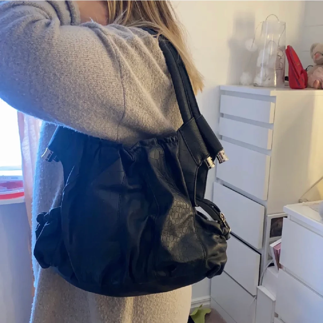 Svart läderväska med ormskinnsimitation  - 91