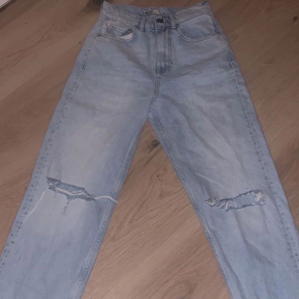 Jätte fina jeans som är köpta för 2 dgr sen! Knappt använda. Köpte för 600 och säljer pga för långa🤍 Kom i dm för mer info. Jeans & Byxor.