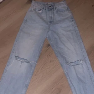 Jeans från gina! - Jätte fina jeans som är köpta för 2 dgr sen! Knappt använda. Köpte för 600 och säljer pga för långa🤍 Kom i dm för mer info