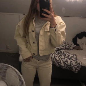 Beige Vårjacka - letar om ett intresse för min jättefin jacka från Pull&Bear som jag köpte för typ ett år sedan. Materialet är lite likt jeans men ändå inte jeanstyget. Köpte för 349kr