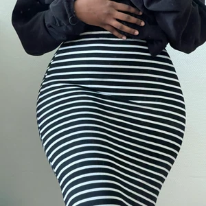 Maxi kjol - Randig maxi kjol. Två på sidan. 