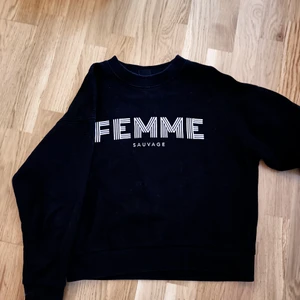 Sweatshirt svart FEMME - En superskön svart sweatshirt från GinaTricot som tyvärr blivit för liten. Använd sparsamt. Nypris 249kr