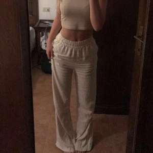 Linnebyxor -  Beiga liknande linnebyxor. Det är inte linne men tyget påminner om det. Tunna och perfekta till vår och sommaren. Frakten står köparen för. Pris kan diskuteras💗