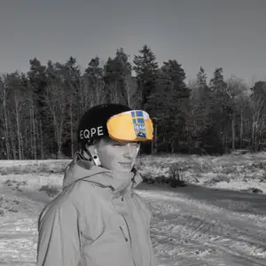 SPEX UF säljer nu snygga skidglasögonskydd/ goggle socs! Fodralen kommer i 3 egendesignade motiv! After001, Motiv001 och Sweden001. Perfekt inför sportlovet i skidbacken. 80 kr st, skriv här eller på Instagram @spex.uf ☺️