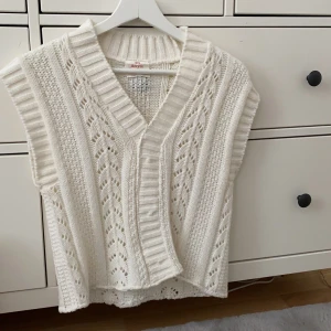 Stickad väst  - Säljer mitt ”lilla projekt” där denna väst varit en stickad långtröja från början. Västen passar xs-s 🦋🌸🌷