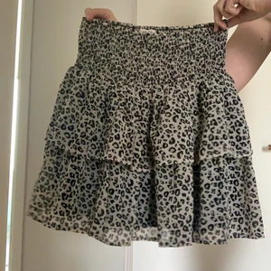 Volangkjol  - Jättesöt volangkjol som knappt är använd🥰 Passar de flesta storlekar då den är stretchig🙌🏼❤️ 