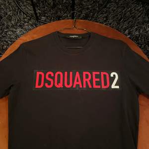 Dsquared2 T-shirt i nyskick. Ord. pris: 2100kr