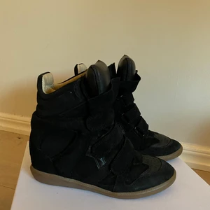 Isabel Marant Bekett sneakers - Säljer dessa supercoola sneakers från Isabel Marant i storlek 39, har både kvitto och tillhörande låda. Köpta på Mytheresa för 4400 kr, mitt pris är 1800 kr🌟🥰🥰 Jag är för övrigt en storlek 38 och dessa sitter perfekt på mig!