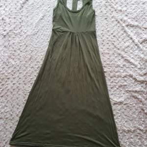 Olivgrön maxiklänning utan slits, använd fåtal gånger.
