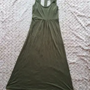 Olivgrön maxiklänning utan slits, använd fåtal gånger.