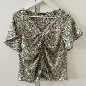 Grön blus - Fin vårig grön blus i lite glansigt material, storlek s! I stort sett aldrig använd🌷