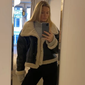 Pilotjacka  - Så fin pilotjacka från Zara, prislapp kvar!! Nypris 999kr. Det är storlek XL men sitter snyggt oversized på mig som vanligtvis är en S😊 Säljer då alla mina jackor inte kommer t använding :-( 