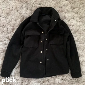 kappa  - Säljer denna fina kappa som är utsålt på Ginatricot. Köptes för ett år sedan och är knappt använd. Jättmysig o härlig och är i jättebra skick dessutom 🌸💗💗 (Nypris 599kr) vid intresse och fler bilder på hur den sitter hör av dig till mig!