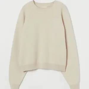 Säljer denna helt nya stickade tröjan från H&M i storlek S. Gjord av ull och är väldigt mjuk och skön och så himla fin och ser exklusiv ut. Ordinarie priset ligger på 800kr, finns ej kvar i lager hos H&M. Skriv till mig om du undrar något❤️