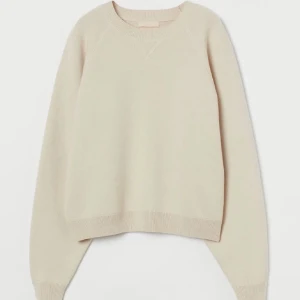 Stickad ull tröja H&M - Säljer denna helt nya stickade tröjan från H&M i storlek S. Gjord av ull och är väldigt mjuk och skön och så himla fin och ser exklusiv ut. Ordinarie priset ligger på 800kr, finns ej kvar i lager hos H&M. Skriv till mig om du undrar något❤️