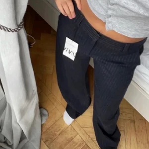 SÖKER DESSA I SMALL - Söker domhär byxorna i storlek S. Helst ganska nya eller bara i bra skick. Kom med förslag om pris.