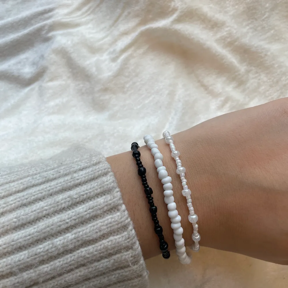 Mitt UF-företag säljer armband tillverkade i glaspärlor i olika färger och designer. Kan även pärla efter era önskemål. 40kr/styck 🌸 tillkommer lite frakt  . Accessoarer.