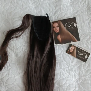 Ponytail löshår - Jättefint ej använt helt nytt löshåret. Sätt upp ett hästsvans snyggt och enkelt ! Jag har fler bilder. Håret är 70 cm långt !! Köparen betalar frakt
