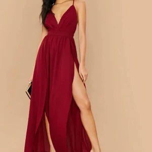 röd långklänning - superfin klänning med öppen rygg och öppningar vid benen som tyvärr aldrig använts. ❤️jättefin modell och färg, justerbara band och dragkedja där bak. når knappt/precis till golvet för mig (166cm lång) frakt tillkommer